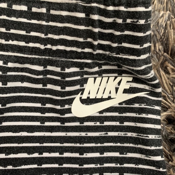 Nike Black & White Pattern “Leg-A-See” Leggings - Picture 2 of 3